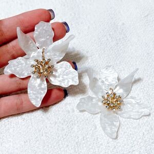 White flower dangle earrings M177